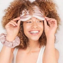 Groothandel ???? Malinsi Slaapmasker 3-in-1 Bijpassend Zakje En Scrunchie - Roze - Oogmasker - Vrouwen - Zijde - Slaapmaskers - Slaap - Cadeau Voor Haar - Sinterklaas & Kerst ???? 16 Groothandel ???? Malinsi Slaapmasker 3-in-1 Bijpassend Zakje En Scrunchie - Roze - Oogmasker - Vrouwen - Zijde - Slaapmaskers - Slaap - Cadeau Voor Haar - Sinterklaas & Kerst ???? -Samsonite Winkel 550x541