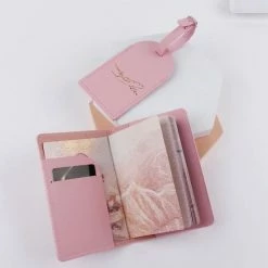 Beste Pirce ???? Sales Club™ Premium Lederen Paspoorthoes Met Bagagelabel - Paspoorthouder - Paspoort Protector With Luggage Tag - Roze ???? 7 Beste Pirce ???? Sales Club™ Premium Lederen Paspoorthoes Met Bagagelabel - Paspoorthouder - Paspoort Protector With Luggage Tag - Roze ???? -Samsonite Winkel 550x550 594