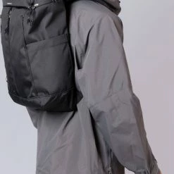Gloednieuw ???? Sandqvist Sune Black Rugzak SQA1967 Zwart 27L Duurzaam 16 Inch Laptop ???? 16 Gloednieuw ???? Sandqvist Sune Black Rugzak SQA1967 Zwart 27L Duurzaam 16 Inch Laptop ???? -Samsonite Winkel 550x746 3